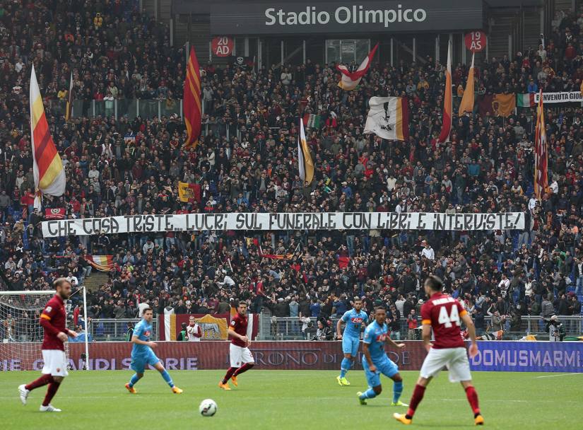 Striscione dei tifosi della Roma contro la mamma di Ciro Esposito, accusata di lucrare sulla morte del figlio con libro e interviste. Ansa